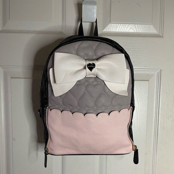Betsey Johnson small quilted heart gray,pink,black backpack. white bow accent - Picture 1 of 13